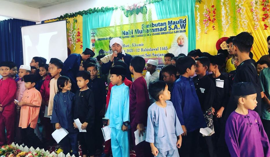 Elak terlanjur lalu tergelincir dalam menyanjungi