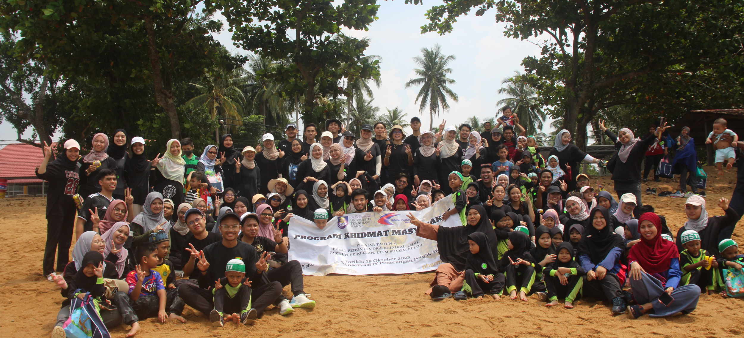 Mendekati kanak-kanak dan penyu di Masjid Tanah