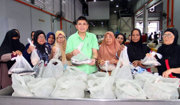 Less fortunate Muslims receive 150 kilos of fish this Ramadan from Dr Ko