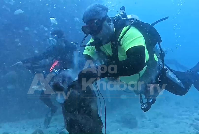 Video kutip sampah di dasar laut