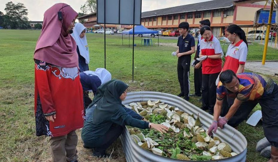 SMK Skudai embraces the Hugelkultur way