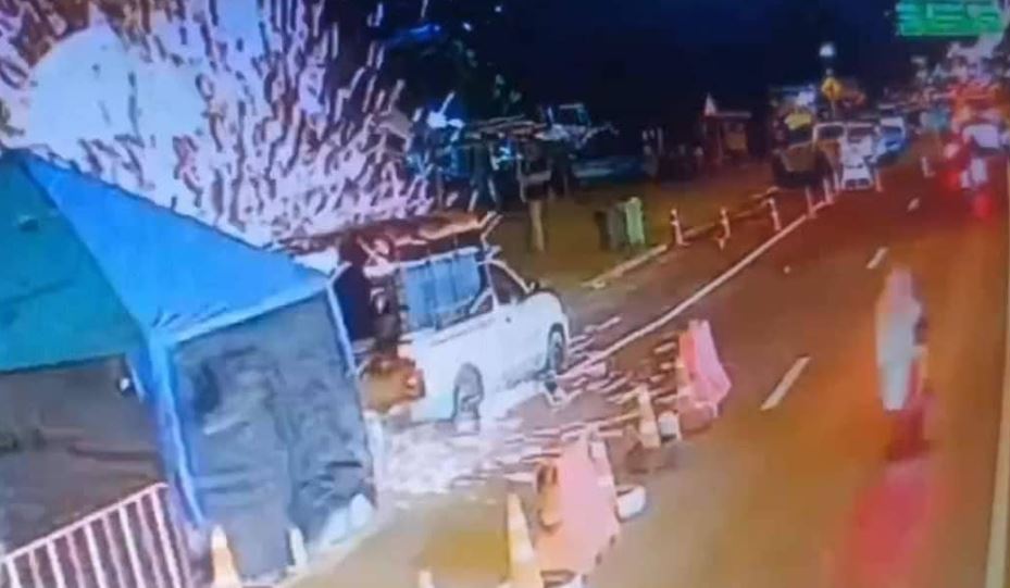 [VIDEO] Empat termasuk 2 kanak-kanak cedera serangan bom, tembakan di pasar malam Selatan Thai