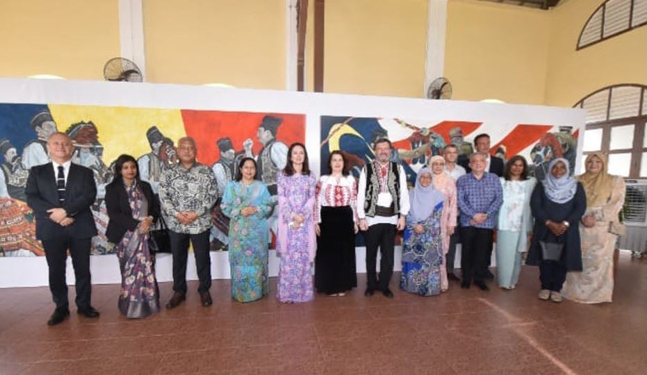 Raja Permaisuri Perak Rasmi Pameran Seni Sempena Hubungan Diplomatik 55 Tahun Malaysia-Romania