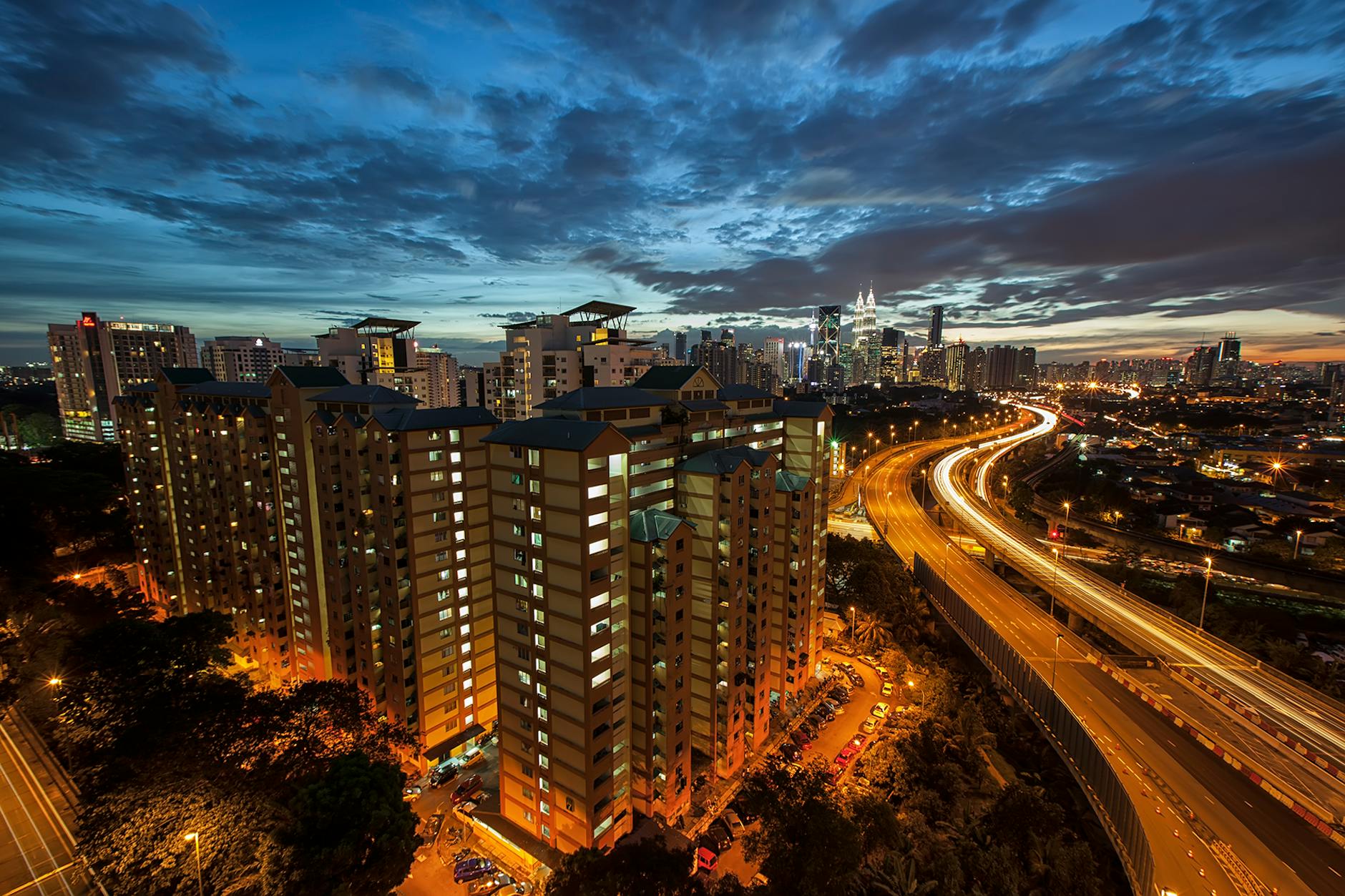 cityscape photo of high rise building