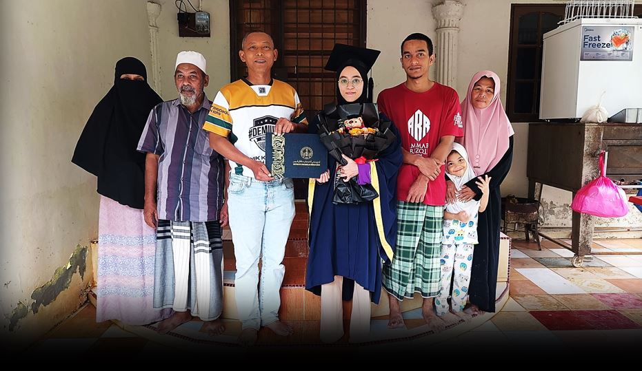 Banjir: Graduan UPSI sambut konvo, terima ijazah di kampung
