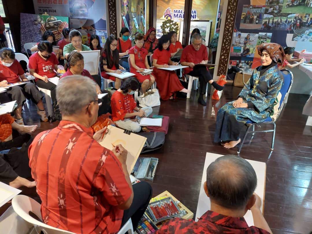 Pelukis Belajar Teknik Lukisan Wajah