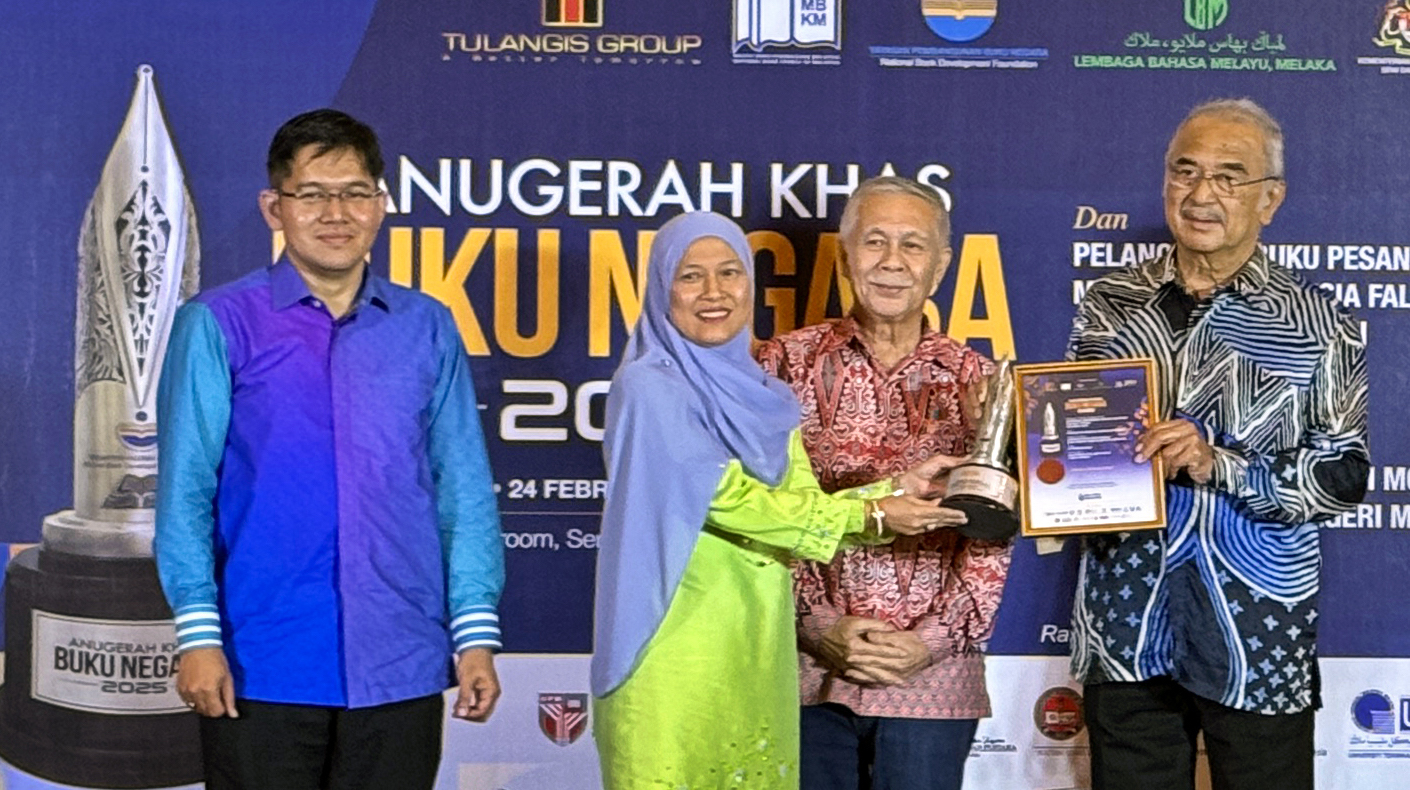 TYT Melaka Sampaikan Anugerah Khas untuk Buku PETRONAS
