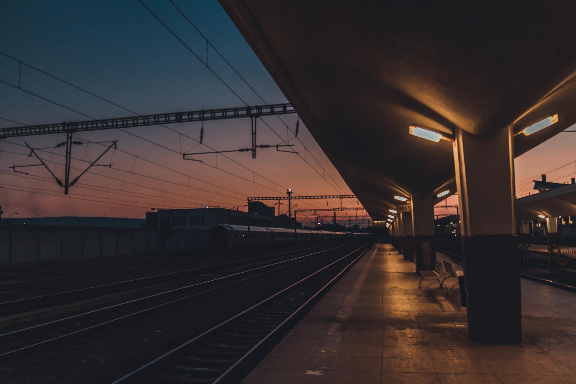 benches on train station