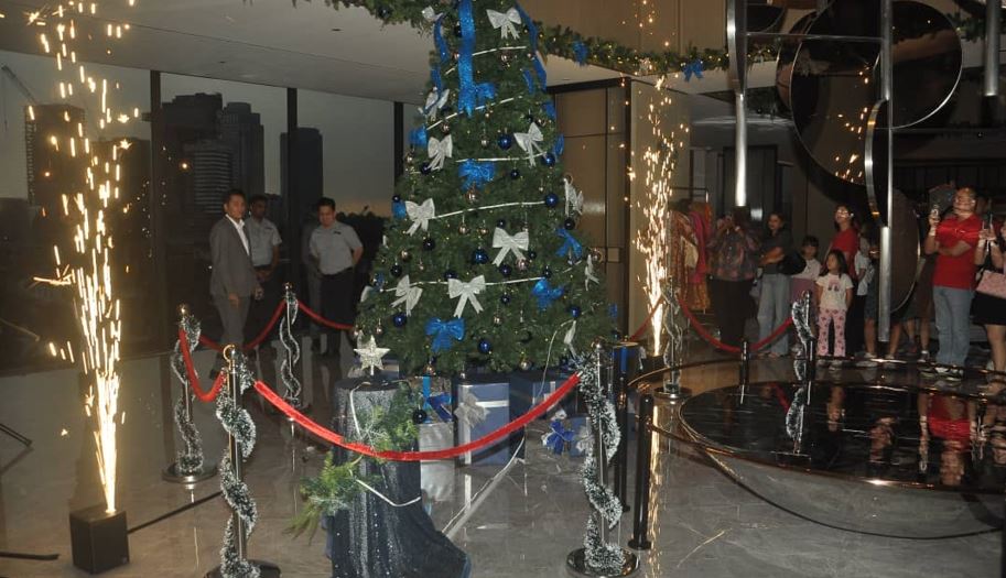 Sheraton’s Unspoken Bar Opens, Illuminated by Stories and Christmas Cheer