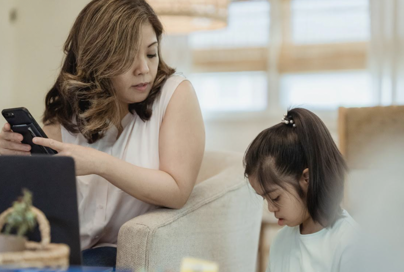 Telefon di tangan, anak di pinggiran